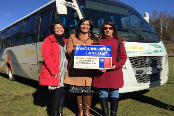 Ministra Paola Tapia frente al bus nuevo de servicio subsidiado en Los Ríos
