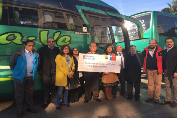 Ministra Paola Tapia entrega cheque de subsidio a dueños de microbuses para su renovación en la Región del Biobío