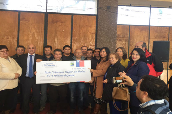 Ministra Paola Tapia entrega cheque de subsidio a dueños de taxicolectivos para su renovación en la Región del Biobío