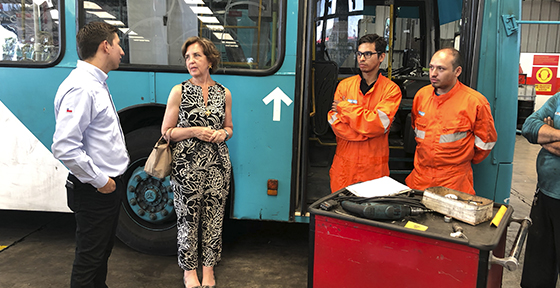 Ministra Hutt conversando con mecánicos de Metbus