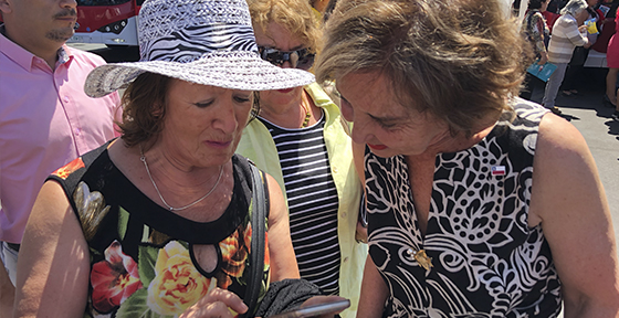 Ministra Hutt compartiendo con vecinos de Maipú