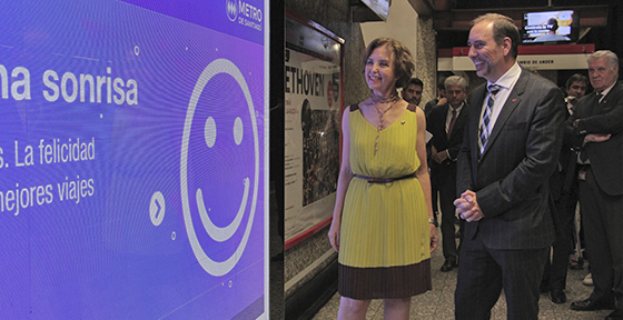 Gloria Hutt y Louis de Grange mostrando las pantallas informativas