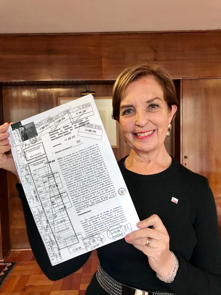 Ministra Hutt mostrando el documento validado por Contraloría