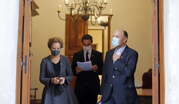 Ministro Alfredo Moreno en conjunto con los ministros de transporte y energa, realizan el primer balance de la ley servicios basicos, esto en el palacio de la moneda.