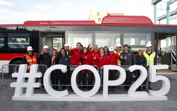 Autoridades fueron a recibir al puerto de San Antonio los nuevos 100 buses eléctricos