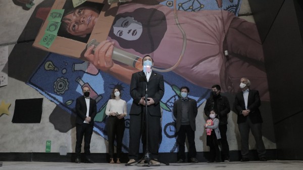 Gobierno y Metro de Santiago inauguran mural en estación hospitales de línea 3 que rinde homenaje a las mujeres de las ciencias y a los trabajadores de la salud